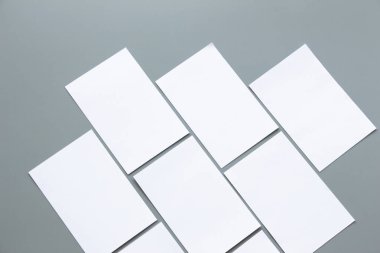 Boş portre mock-up kağıt. gri, değiştirilebilir arka plan izole broşür dergi / beyaz kağıt izole gri üzerine