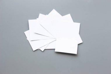 Boş portre mock-up kağıt. gri, değiştirilebilir arka plan izole broşür dergi / beyaz kağıt izole gri üzerine