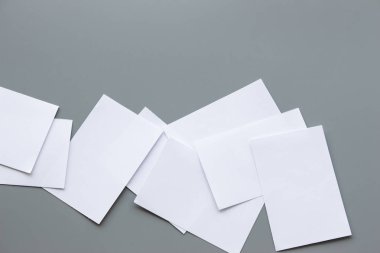 Boş portre mock-up kağıt. gri, değiştirilebilir arka plan izole broşür dergi / beyaz kağıt izole gri üzerine