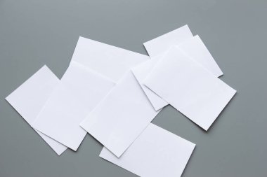 Boş portre mock-up kağıt. gri, değiştirilebilir arka plan izole broşür dergi / beyaz kağıt izole gri üzerine