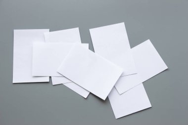 Boş portre mock-up kağıt. gri, değiştirilebilir arka plan izole broşür dergi / beyaz kağıt izole gri üzerine