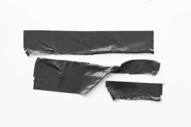 Siyah bantlar beyaz arka plan üzerinde ayarlayın. Yatay ve farklı boyut siyah bant, yapıştırıcı parçaları yırtılmış.