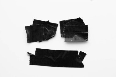 Siyah bantlar beyaz arka plan üzerinde ayarlayın. Yatay ve farklı boyut siyah bant, yapıştırıcı parçaları yırtılmış.