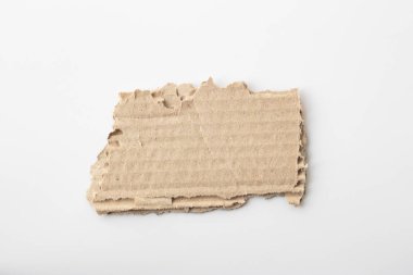 Kahverengi doku kağıt beyaz arka plan üzerinde yırtık oluklu. karton sayfasının arka planı olarak kullanılan RIP .