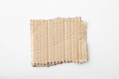 Kahverengi doku kağıt beyaz arka plan üzerinde yırtık oluklu. karton sayfasının arka planı olarak kullanılan RIP .