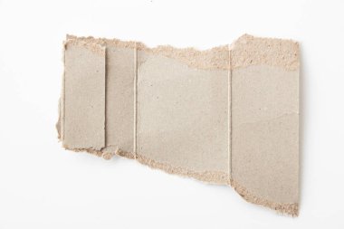 Kahverengi doku kağıt beyaz arka plan üzerinde yırtık oluklu. karton sayfasının arka planı olarak kullanılan RIP .