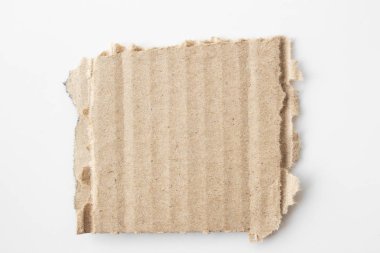 Kahverengi doku kağıt beyaz arka plan üzerinde yırtık oluklu. karton sayfasının arka planı olarak kullanılan RIP .