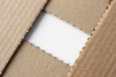 Kahverengi doku kağıt beyaz arka plan üzerinde yırtık oluklu. karton sayfasının arka planı olarak kullanılan RIP .