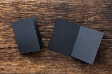 Boş portre maket kağıdı. kahverengi ahşap masa üzerinde izole broşür dergisi, değiştirilebilir arka plan / Ahşap izole siyah kağıt