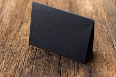 Boş portre maket kağıdı. kahverengi ahşap masa üzerinde izole broşür dergisi, değiştirilebilir arka plan / Ahşap izole siyah kağıt