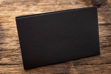 Boş portre maket kağıdı. kahverengi ahşap masa üzerinde izole broşür dergisi, değiştirilebilir arka plan / Ahşap izole siyah kağıt