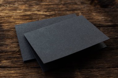 Boş portre maket kağıdı. kahverengi ahşap masa üzerinde izole broşür dergisi, değiştirilebilir arka plan / Ahşap izole siyah kağıt