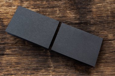 Boş portre maket kağıdı. kahverengi ahşap masa üzerinde izole broşür dergisi, değiştirilebilir arka plan / Ahşap izole siyah kağıt