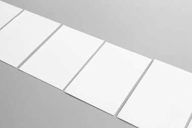 Boş portre mock-up kağıt. gri, değiştirilebilir arka plan izole broşür dergi / beyaz kağıt izole gri üzerine