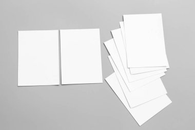 Boş portre mock-up kağıt. gri, değiştirilebilir arka plan izole broşür dergi / beyaz kağıt izole gri üzerine
