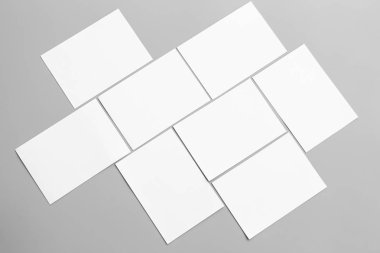 Boş portre mock-up kağıt. gri, değiştirilebilir arka plan izole broşür dergi / beyaz kağıt izole gri üzerine