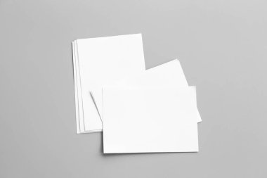 Boş portre mock-up kağıt. gri, değiştirilebilir arka plan izole broşür dergi / beyaz kağıt izole gri üzerine