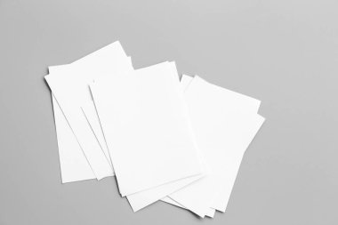 Boş portre mock-up kağıt. gri, değiştirilebilir arka plan izole broşür dergi / beyaz kağıt izole gri üzerine