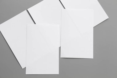 Boş portre mock-up kağıt. gri, değiştirilebilir arka plan izole broşür dergi / beyaz kağıt izole gri üzerine