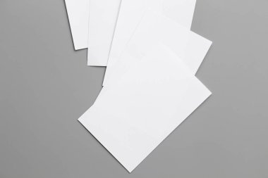 Boş portre mock-up kağıt. gri, değiştirilebilir arka plan izole broşür dergi / beyaz kağıt izole gri üzerine