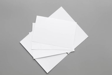 Boş portre mock-up kağıt. gri, değiştirilebilir arka plan izole broşür dergi / beyaz kağıt izole gri üzerine