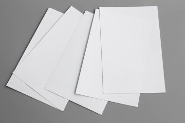 Boş portre mock-up kağıt. gri, değiştirilebilir arka plan izole broşür dergi / beyaz kağıt izole gri üzerine