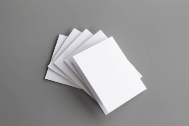 Boş portre mock-up kağıt. gri, değiştirilebilir arka plan izole broşür dergi / beyaz kağıt izole gri üzerine