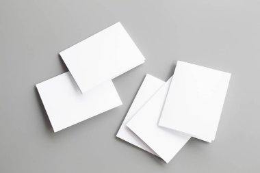 Boş portre mock-up kağıt. gri, değiştirilebilir arka plan izole broşür dergi / beyaz kağıt izole gri üzerine