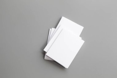 Boş portre mock-up kağıt. gri, değiştirilebilir arka plan izole broşür dergi / beyaz kağıt izole gri üzerine