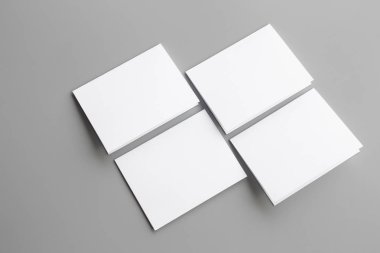 Boş portre mock-up kağıt. gri, değiştirilebilir arka plan izole broşür dergi / beyaz kağıt izole gri üzerine