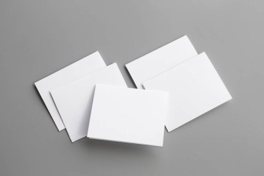 Boş portre mock-up kağıt. gri, değiştirilebilir arka plan izole broşür dergi / beyaz kağıt izole gri üzerine