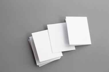Boş portre mock-up kağıt. gri, değiştirilebilir arka plan izole broşür dergi / beyaz kağıt izole gri üzerine
