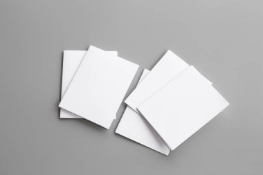 Boş portre mock-up kağıt. gri, değiştirilebilir arka plan izole broşür dergi / beyaz kağıt izole gri üzerine