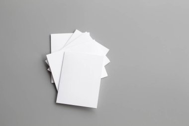 Boş portre mock-up kağıt. gri, değiştirilebilir arka plan izole broşür dergi / beyaz kağıt izole gri üzerine