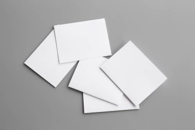 Boş portre mock-up kağıt. gri, değiştirilebilir arka plan izole broşür dergi / beyaz kağıt izole gri üzerine