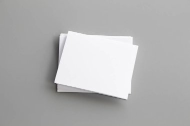 Boş portre mock-up kağıt. gri, değiştirilebilir arka plan izole broşür dergi / beyaz kağıt izole gri üzerine