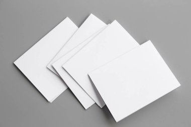 Boş portre mock-up kağıt. gri, değiştirilebilir arka plan izole broşür dergi / beyaz kağıt izole gri üzerine