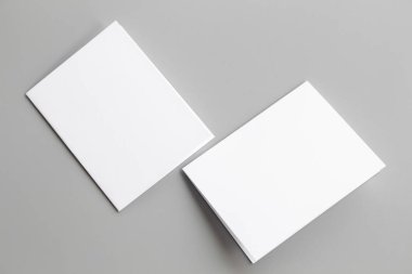 Boş portre mock-up kağıt. gri, değiştirilebilir arka plan izole broşür dergi / beyaz kağıt izole gri üzerine