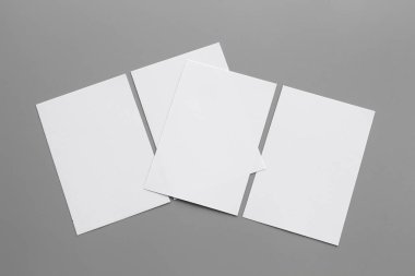 Boş portre mock-up kağıt. gri, değiştirilebilir arka plan izole broşür dergi / beyaz kağıt izole gri üzerine