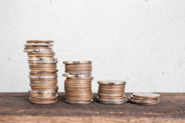 Tay baht para veya Para Tay sikkeler merdiven ahşap masa üzerinde sıralanır. Tayland Kralı. Finansal planlama kavramı, tasarruf, İş başarılı