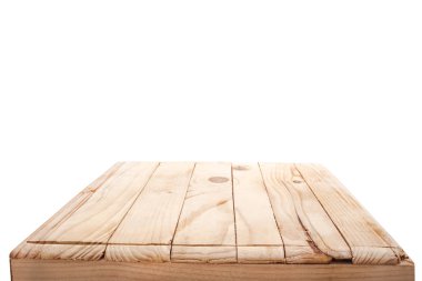 Boş tahta masa üstü beyaz zemin üzerine.