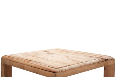 Boş tahta masa üstü beyaz zemin üzerine.