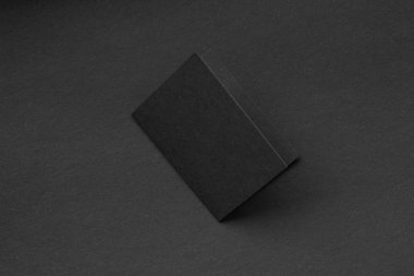 Boş portre A4. broşür dergisi gri izole, değiştirilebilir arka plan / siyah kağıt Siyah, koyu ton izole