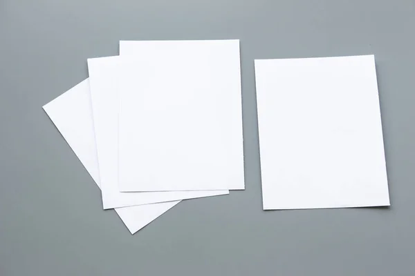 Papel Retrato Blanco Revista Folleto Aislado Gris Fondo Cambiable Papel — Foto de Stock