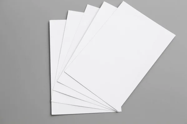 Papel Retrato Blanco Revista Folleto Aislado Gris Fondo Cambiable Papel — Foto de Stock