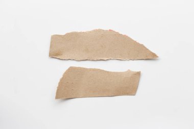 Kahverengi doku kağıt beyaz arka plan üzerinde yırtık oluklu. karton sayfasının arka planı olarak kullanılan RIP .
