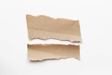Kahverengi doku kağıt beyaz arka plan üzerinde yırtık oluklu. karton sayfasının arka planı olarak kullanılan RIP .