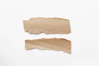 Kahverengi doku kağıt beyaz arka plan üzerinde yırtık oluklu. karton sayfasının arka planı olarak kullanılan RIP .