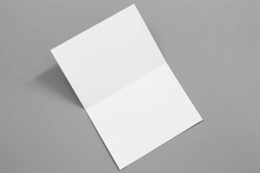Boş portre mock-up kağıt. gri, değiştirilebilir arka plan izole broşür dergi / beyaz kağıt izole gri üzerine