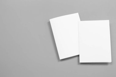 Boş portre mock-up kağıt. gri, değiştirilebilir arka plan izole broşür dergi / beyaz kağıt izole gri üzerine